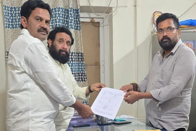 నెల్లిమర్ల: కమిషనర్ కు బి ఫారం అందజేసిన కూటమి అభ్యర్థి
