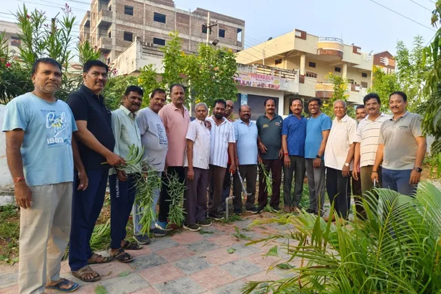 సాయి నగర్ పార్కులో వాకర్స్ ఆధ్వర్యంలో శ్రమదానం