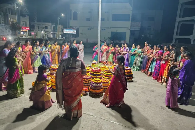 చొప్పదండిలో వైభవంగా బతుకమ్మ సంబరాలు