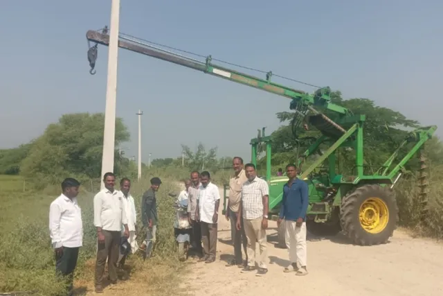 కల్హేర్ లో బతుకమ్మ, దసరా పండుగల కోసం విద్యుత్ స్తంభాల ఏర్పాటు