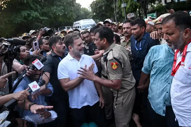 రాహుల్ గాంధీ ర్యాలీని అడ్డుకున్న పోలీసులు రాహుల్ గాంధీ ర్యాలీని అడ్డుకున్న పోలీసులు