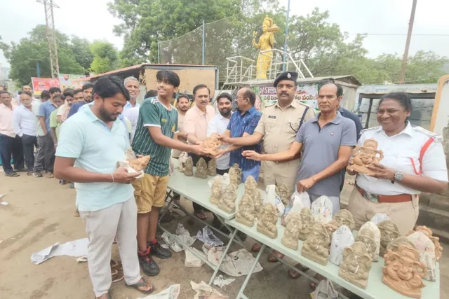 నల్గొండలో మట్టి వినాయకుల విగ్రహాలు పంపిణీ