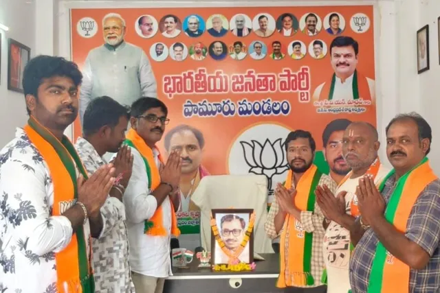 పండిట్ దీన్దయాళ్ ఉపాధ్యాయ కి నివాళులుఅర్పించిన బిజెపి నేతలు పండిట్ దీన్దయాళ్ ఉపాధ్యాయ కి నివాళులుఅర్పించిన బిజెపి నేతలు