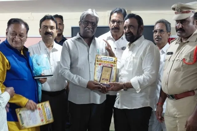 తెలుగు వైభవం: కవులు కవితా గానంతో అలరించారు తెలుగు వైభవం: కవులు కవితా గానంతో అలరించారు