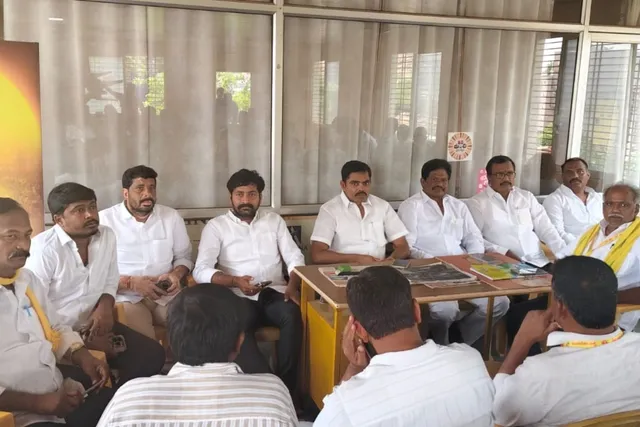కొలిమిగుండ్లలో టిడిపి కార్యకర్తల సమావేశం కొలిమిగుండ్లలో టిడిపి కార్యకర్తల సమావేశం