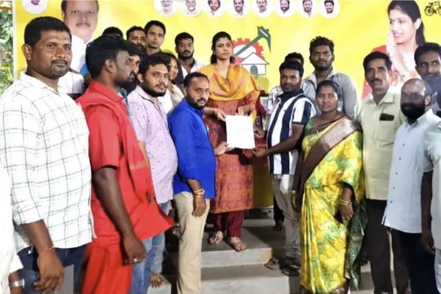 తునిలో ఎమ్మెల్యే యనమల దివ్యను కలిసిన ఫీల్డ్ అసిస్టెంట్లు