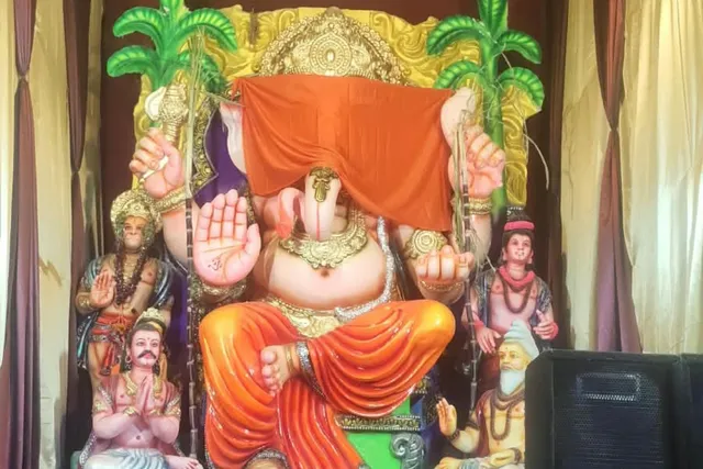కదిరి పట్టణంలో పూలకోట వినాయకుడు