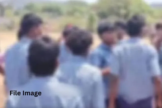 அரசு பள்ளியில் மோதல் மாணவன் கவலைக்கிடம்