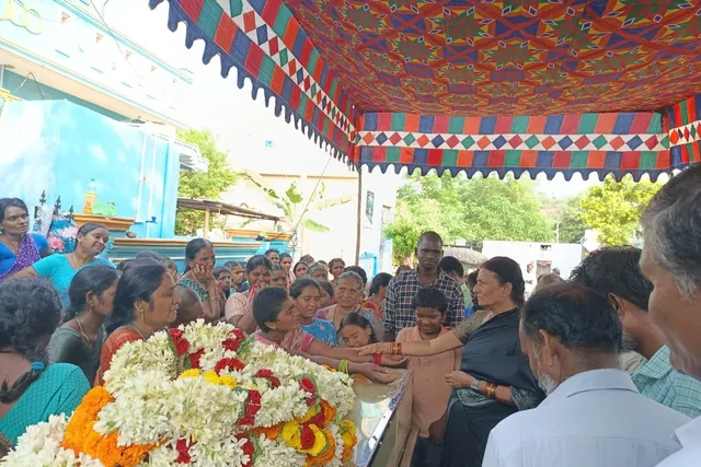 వెంకట రమణ కుటుంబ సభ్యులను పరామర్శించిన మాజీ శాసనసభ్యురాలు విజయమ్మ