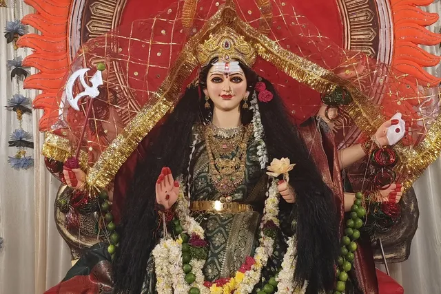 రాజరాజేశ్వరీ దేవి అలంకారంలో దర్శనమిచ్చిన అమ్మవారు రాజరాజేశ్వరీ దేవి అలంకారంలో దర్శనమిచ్చిన అమ్మవారు
