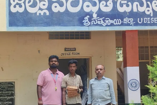 మడకశిర పాఠశాల విద్యార్థి సాఫ్ట్ బాల్ జట్టుకు ఎంపిక