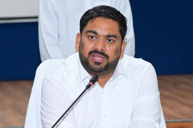 ఫేషియల్ రికగ్నైజేషన్ ఉంటేనే జీతాలు - కలెక్టర్