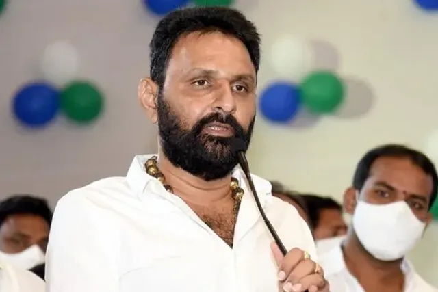 అక్రమ కేసులతో భయభ్రాంతులకు గురిచేస్తున్నారు: కొడాలి నాని