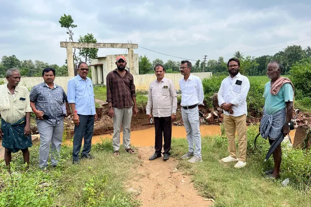 వెదుళ్లవలసలో కొట్టుకుపోయిన స్మశాన వాటికకు వెళ్లే వంతెన  .