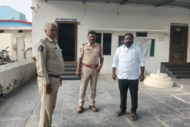 రాచమల్లు అనుచరుడు, దళిత నాయకుడు గోస మనోహర్ అక్రమ అరెస్ట్ రాచమల్లు అనుచరుడు, దళిత నాయకుడు గోస మనోహర్ అక్రమ అరెస్ట్