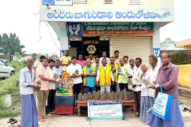 లయన్స్ క్లబ్ ఆధ్వర్యంలో మట్టి విగ్రహాలు పంపిణీ
