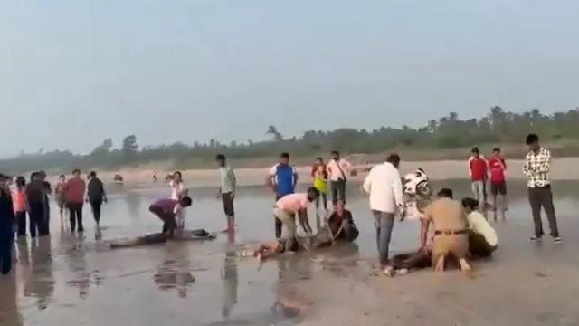 சுற்றுலா சென்ற 8 மாணவர்கள் கடலில் மூழ்கி உயிரிழப்பு