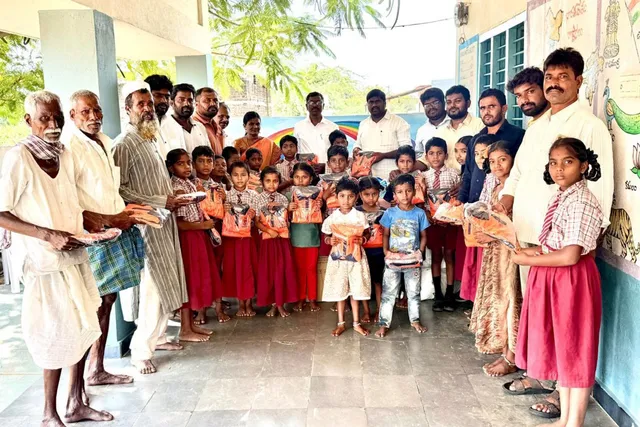 సొంత ఖర్చులతో విద్యార్థులకు క్రీడా దుస్తులు అందించిన సర్పంచ్