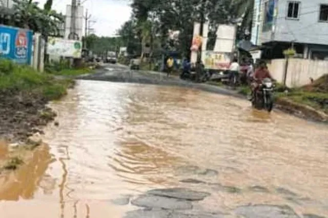 ప్రమాదకరంగా మారిన శంఖవరం ప్రధాన రహదారి