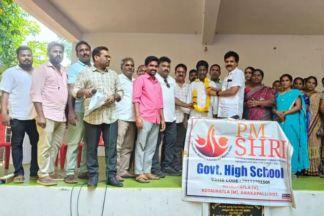 కోటవురట్ల పాఠశాల కమిటీ చైర్మన్గా తుమ్మల శ్రీను ఏకగ్రీవం కోటవురట్ల పాఠశాల కమిటీ చైర్మన్గా తుమ్మల శ్రీను ఏకగ్రీవం