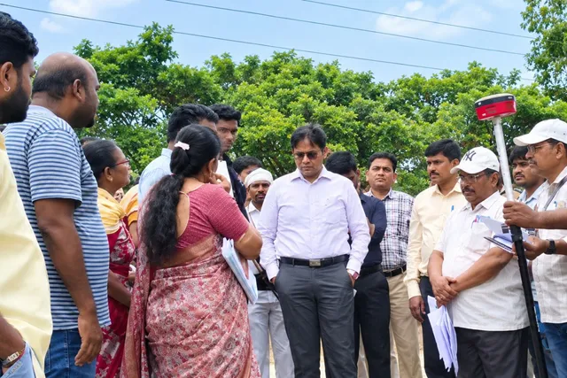ఇల్లందు ఇంటిగ్రేటెడ్ స్కూల్ స్థలం పరిశీలించిన కలెక్టర్ అంకిత్