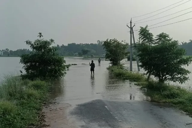 ఆమదాలవలసలో రోడ్లు పైకి చేరిన వరద నీరు ఆమదాలవలసలో రోడ్లు పైకి చేరిన వరద నీరు