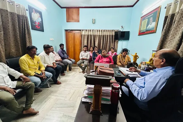 ఐ టీడీపీ సభ్యులతో సమావేశమైన ఎమ్మెల్యే
