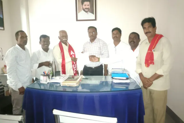 పెండింగ్ వేతనాలు వెంటనే చెల్లించాలి