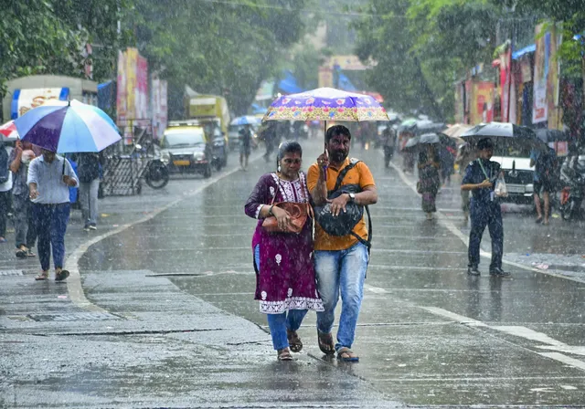 18 மாவட்டங்களில் இரவு 10 மணி வரை மழைக்கு வாய்ப்பு 18 மாவட்டங்களில் இரவு 10 மணி வரை மழைக்கு வாய்ப்பு