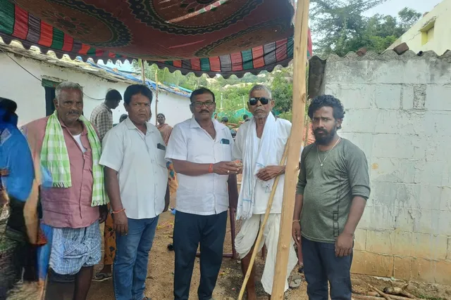 రూ. 10 వేలు ఆర్థిక సహాయం అందజేసిన సర్పంచ్