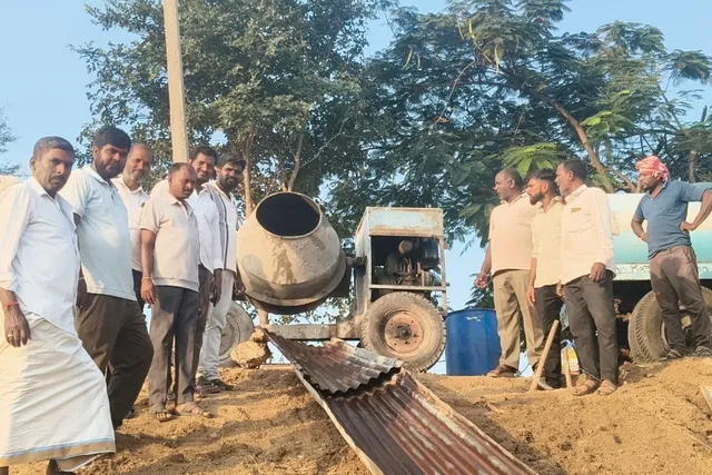 బతుకమ్మ మెట్ల నిర్మాణ పనులను ప్రారంభించిన సర్పంచ్