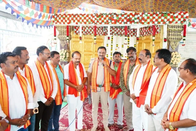 పేద మహిళలకు చీరలు పంపిణీ అభినందనీయం.. డీఎస్పీ