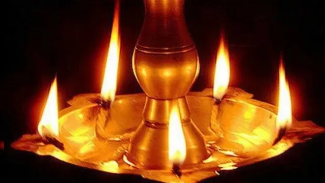 இல்லத்தில் விளக்கேற்றும் போது கடைபிடிக்க வேண்டிய முறைகள்!