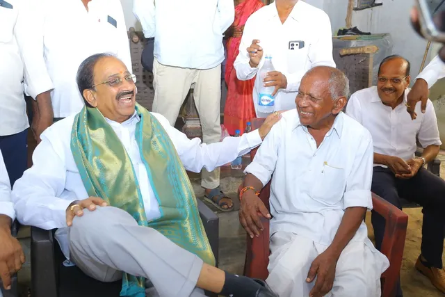 ఆత్మీయ మిత్రుడి ఇంటికి ఆకస్మికంగా వెళ్లి పరామర్శించిన మంత్రి తుమ్మల