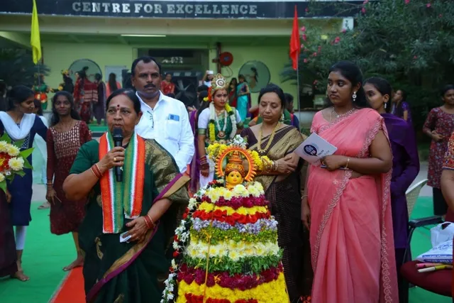 బతుకమ్మ వేడుకలు ప్రారంభం: సంస్కృతిని కొనసాగించాలని పిలుపు బతుకమ్మ వేడుకలు ప్రారంభం: సంస్కృతిని కొనసాగించాలని పిలుపు