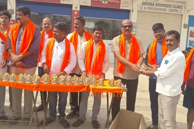 కల్వకుర్తి పట్టణంలో మట్టి వినాయక విగ్రహాలు పంపిణీ