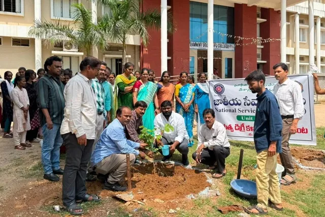 NSS ఆధ్వర్యంలో డిగ్రీ కాలేజీలో మొక్కలు నాటిన మున్సిపల్ చైర్మన్
