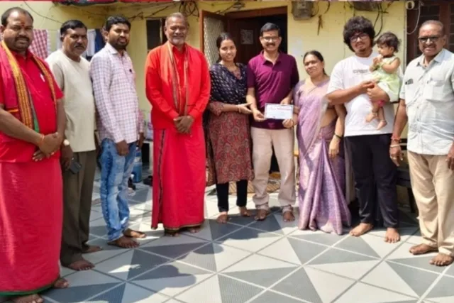 మార్కండేయ మందిరానికి విరాళం అందజేత మార్కండేయ మందిరానికి విరాళం అందజేత