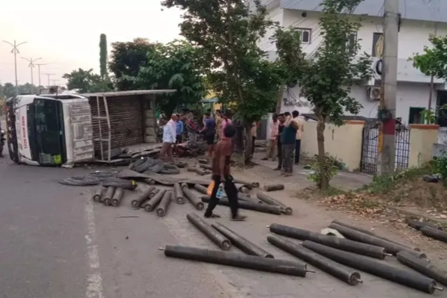 అదుపు తప్పి మినీ వ్యాన్ బోల్తా