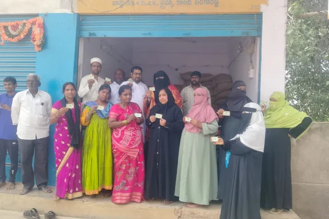 స్మార్ట్ రేషన్ కార్డుల పంపిణీ ప్రారంభించిన కౌన్సిలర్ సమ్రీన్ బేగం