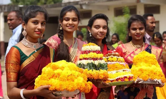 బతుకమ్మలో పూల మధ్య పెట్టే గౌరమ్మ కథ తెలుసా?