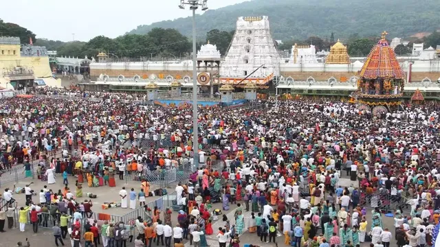 శ్రీవారి సర్వదర్శనానికి 15 గంటల సమయం