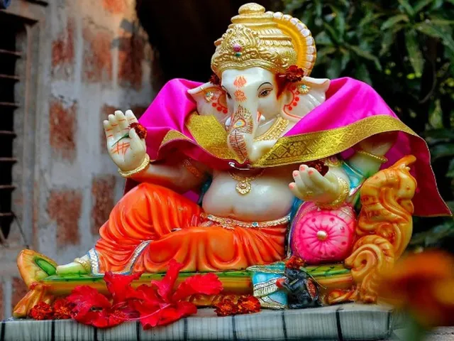 వినాయక చవితి: విగ్రహం వద్ద ఈ వస్తువులు పెట్టొద్దు!