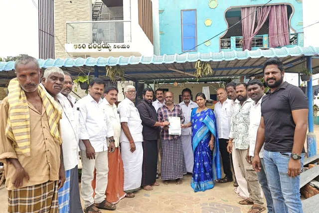 ఓబులవారిపల్లెలో సీఎంఆర్‌ఎఫ్ చెక్కుల పంపిణీ