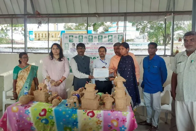 కొబ్బరి పీచు ఉత్పత్తులపై మహిళలకు శిక్షణ