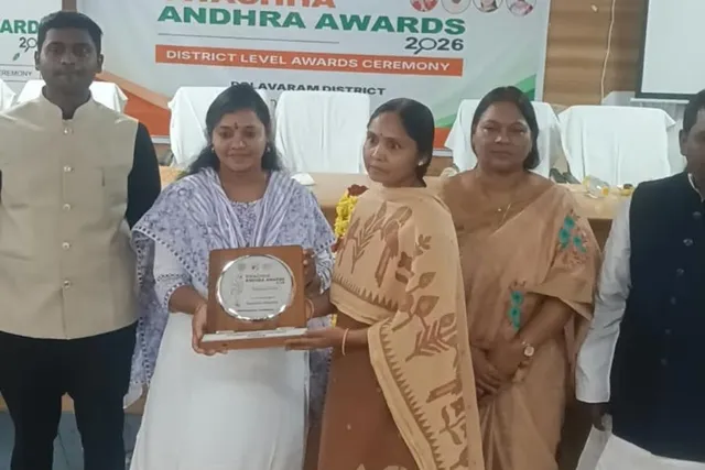 స్వచ్ఛాంధ్ర జిల్లా స్థాయి పురస్కారం అందుకున్న డా. ప్రమీల
