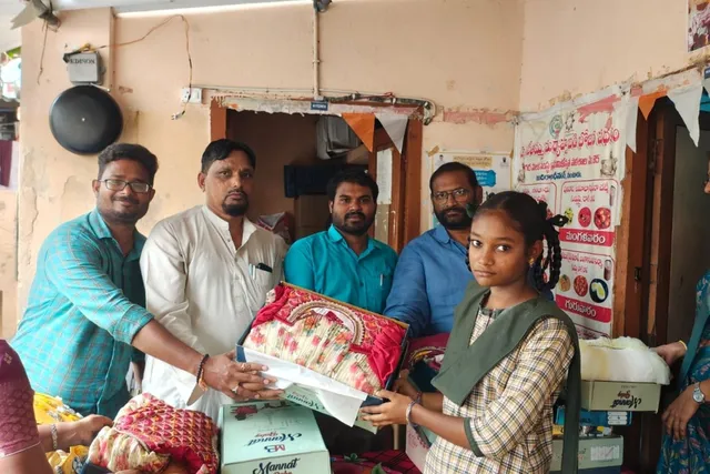 బాలికలకు ఉచితంగా రెడీమేడ్ దుస్తుల పంపిణీ